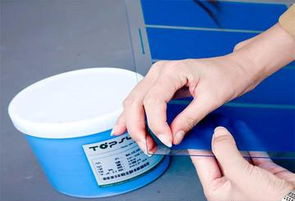 采用丝网印刷或铝片丝印方式，在PCB印上一层蓝胶的流程